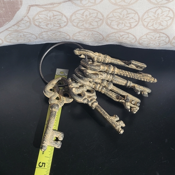 Antique Set of 7 Unique Skeleton Keys - Picture 14 of 16